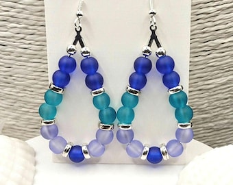 Pendientes de aro azul marino esmerilados: forma de lágrima, estilo náutico, bohemio, bañados en plata.
