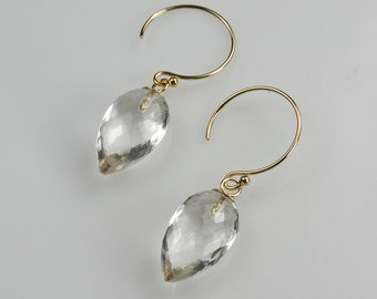 Larme de quartz clair naturel avec boucles d'oreilles pendantes en or