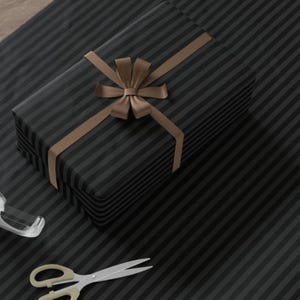Carta da regalo a righe nere, rotolo di carta da regalo nera, elegante confezione regalo, forniture di lusso per confezioni regalo, monocromatico Natale Compleanno