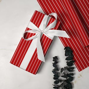 Carta da regalo rossa e bianca, carta da regalo a righe, carta da regalo classica natalizia, elegante carta da regalo per le feste, strisce bianche su carta da regalo rossa