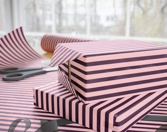 Papel de regalo a rayas: papel de regalo morado y rosa