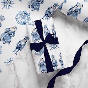 Carta da regalo natalizia Schiaccianoci Blue Toile, carta da regalo per le feste, carta da regalo festiva, fogli da regalo natalizi, rotolo di carta da regalo