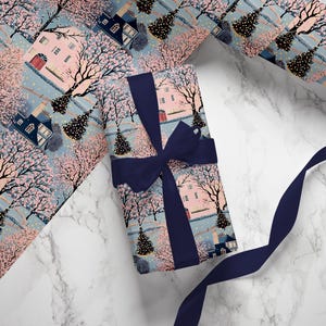 Rotolo di carta da regalo Vintage Village, carta da regalo di lusso rosa natalizia, carta da regalo per le feste, elegante rotolo di carta da regalo natalizia