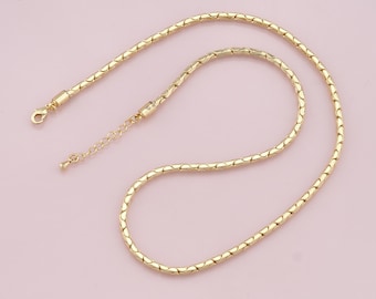 Könnte beinhalten: Eine goldene Kettenkette mit einem zarten, verflochtenen Design. Die Kette ist etwa 45 cm lang und hat einen Karabinerverschluss.