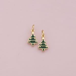 Peut inclure: Deux breloques de sapin de Noël dorées avec émail vert. Les breloques sont parfaites pour ajouter une touche festive aux bijoux ou aux objets artisanaux.
