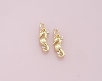 Puede incluir: Dos abalorios de caballito de mar de tono dorado con detalles de cristal transparente. Los abalorios son perfectos para añadir un toque de fantasía a las joyas o las manualidades.