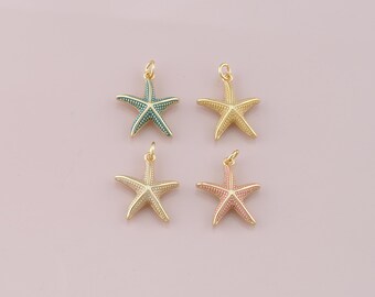 Pode incluir: Quatro pingentes de estrela-do-mar dourados em turquesa, amarelo e rosa. Cada pingente tem uma argola para pendurar. As estrelas-do-mar estão em um fundo rosa claro.