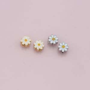 Perlina distanziatrice a margherita, ciondolo a forma di fiore in oro 18 carati, collana con bracciale con ciondoli a margherita smaltata per fornitura di gioielli fai da te