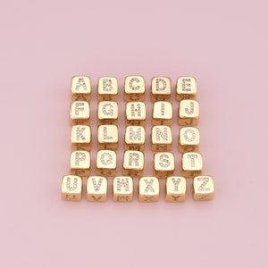 Dijes de cuentas con letras doradas, collar de pulsera con dije inicial de letra rellena de oro de 18K para fabricación de joyas DIY, agujero de suministro de 4mm
