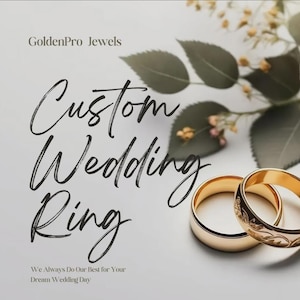 Könnte beinhalten: Zwei goldene Eheringe, einer mit einem eingravierten Design, werden auf hellem Hintergrund gezeigt. Der Text "Custom Wedding Ring" ist in eleganter Schrift geschrieben. Das Bild enthält auch den Text "GoldenPro Jewels" und "We Always Do Our Best for Your Dream Wedding Day."