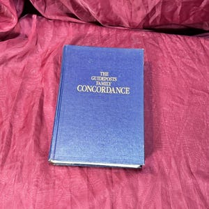Peut inclure: Un livre relié de couleur bleue avec le titre "The Guideposts Family Concordance" imprimé en lettres dorées.