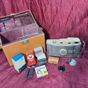 Appareil photo Polaroid 800 Land des années 50 avec étui d'origine + flash, objectifs et accessoires