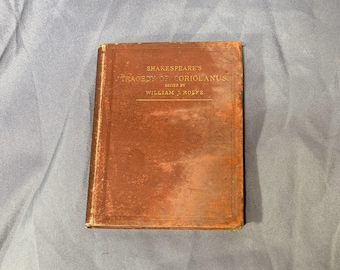 Peut inclure: Un livre relié en cuir marron avec des lettres dorées sur la couverture. Le titre est "Shakespeare's Tragedy of Coriolanus" avec "Edited by William J. Rolfe" en dessous.