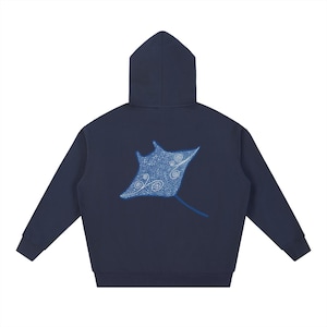 Pode incluir: Moletom azul marinho com um design detalhado de arraia azul e branco nas costas. O moletom tem capuz e mangas compridas. O design da arraia é intrincado, com padrões em espiral e uma cauda longa.