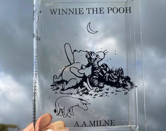 Jarrón acrílico con forma de libro - Jarrón lunar inspirado en Winnie the Pooh