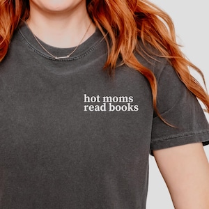 ホットなママが本を読むシャツ、心地よい色、本好きママのグラフィックTシャツ、トレンディな読書シャツ、ママへの読書好きギフト、キュートな文学ママシャツ