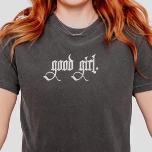 読書好きのためのGood Girl Comfort Colors Tシャツ | ダークロマンスグラフィックTシャツ | ヴィンテージウォッシュブックシャツ | 面白い読書引用Tシャツ