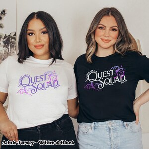 以下が含まれることがあります： 「Sounds like a Quest Squad to me」という紫と白のグラフィックデザインが施された白と黒のTシャツを着た女性2人。