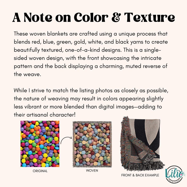Pu&ograve; includere: Immagine di una coperta tessuta con un design unico, che mescola fili rossi, blu, verdi, oro, bianchi e neri. Il testo "A Note on Color & Texture" &egrave; visibile. La parte anteriore della coperta mostra un motivo intricato.