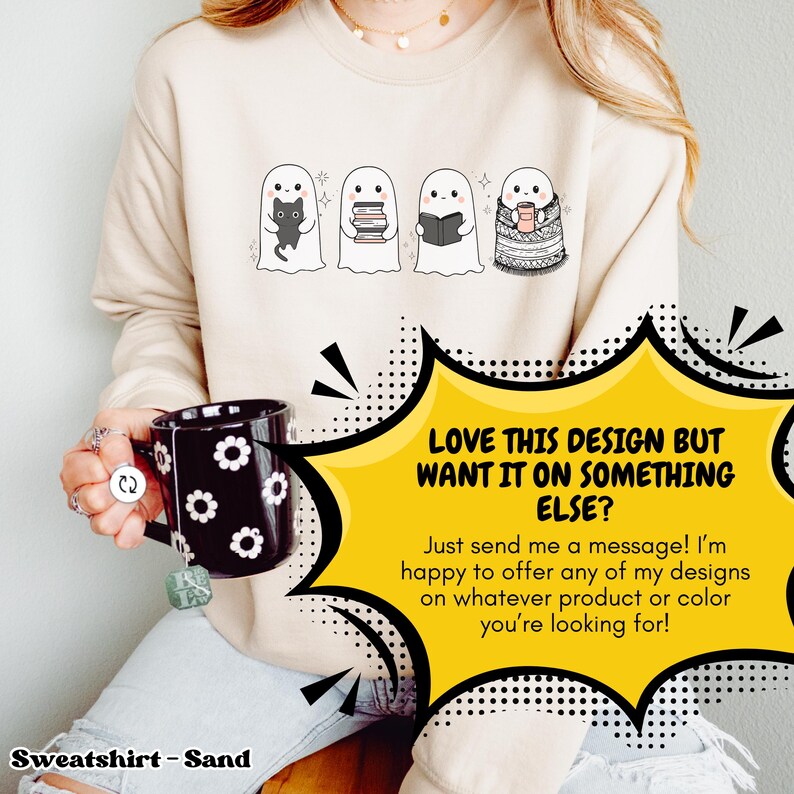 Pode incluir: Camisola cor de areia com um design de quatro fantasmas de desenho animado, cada um com um acess&oacute;rio &uacute;nico: um gato preto, livros, um livro e uma caneca. A imagem inclui o texto: "LOVE THIS DESIGN BUT WANT IT ON SOMETHING ELSE?" e "Sweatshirt - Sand".