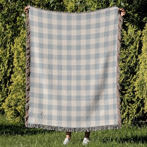 Cozy Farmhouse Gingham Throw Blanket with Fringe, Rustic Blue and Beige Woven Comfort Blanket for Cottagecore and Vintage Home Décor