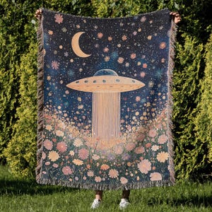 UFO och vildblommor vävd filt – Boho Alien-gobelängpläd för mysiga utrymmen