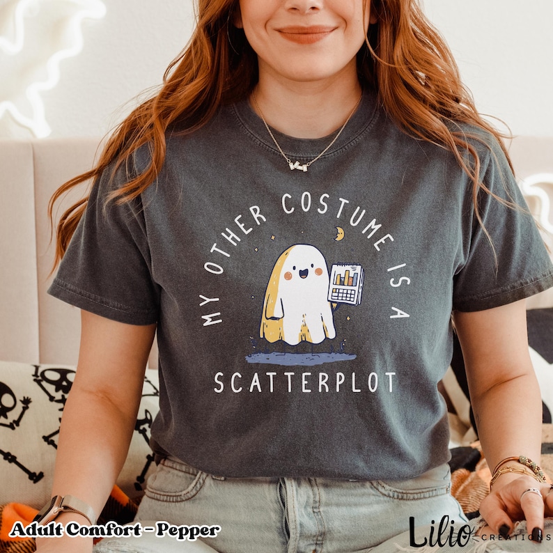 Pode incluir: Camiseta cinza escuro com o texto "MY OTHER COSTUME IS A SCATTERPLOT" e um fantasma de desenho animado segurando um gr&aacute;fico. A camiseta tem um ajuste confort&aacute;vel e mangas curtas.