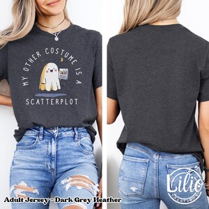 Pode incluir: T-shirt cinza escuro mesclado com o texto "MY OTHER COSTUME IS A SCATTERPLOT" e um fantasma de desenho animado segurando um laptop. A camisa &eacute; de manga curta e &eacute; de adulto.