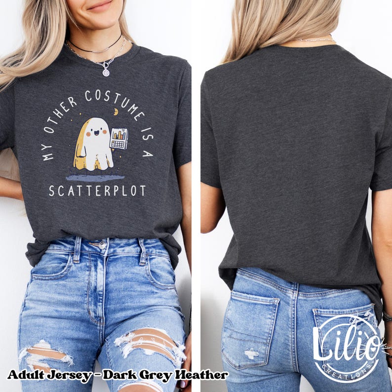 Pode incluir: T-shirt cinza escuro mesclado com o texto "MY OTHER COSTUME IS A SCATTERPLOT" e um fantasma de desenho animado segurando um laptop. A camisa &eacute; de manga curta e &eacute; de adulto.