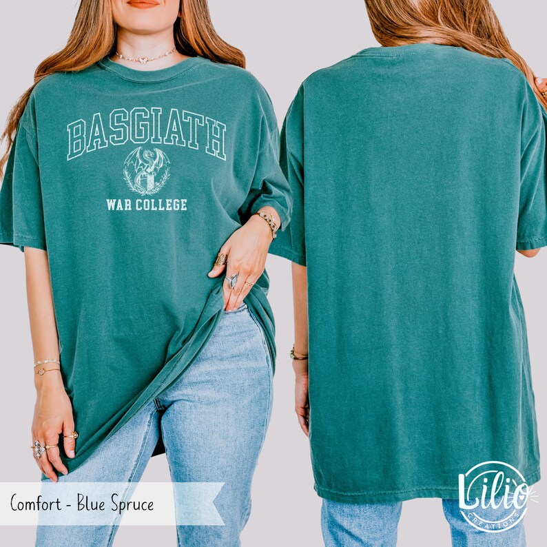 K&ouml;nnte beinhalten: Blaugr&uuml;nes T-Shirt mit dem wei&szlig;en Text "BASGIATH WAR COLLEGE". Das Shirt hat einen Rundhalsausschnitt und kurze &Auml;rmel. Das Bild zeigt die Vorder- und R&uuml;ckseite des Shirts.