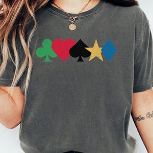 Camiseta del juego de cartas Five Crowns, divertida camiseta con diseño de 5 símbolos para fanáticos del rummy, divertida camiseta gráfica para los amantes del juego Five Crowns.