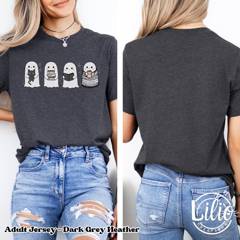 Pode incluir: T-shirt cinzenta escura mesclada com quatro fantasmas de desenho animado. Um fantasma segura um gato preto, outro livros, um terceiro l&ecirc; um livro e o &uacute;ltimo est&aacute; enrolado em um cobertor e segurando uma caneca. O texto "Adult Jersey - Dark Grey Heather" est&aacute; na parte inferior.