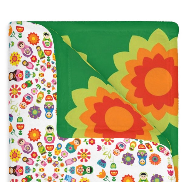 Super Cute Blankie Velveteen Minky Blanket / Poupées gigognes russes Matryoshka Mandala Print Front / Green Background Orange Flowers Back