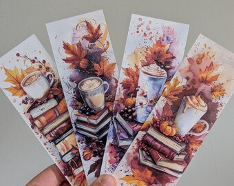 Può includere: Quattro segnalibri rettangolari con illustrazioni ad acquerello di pile di libri, tazze di caffè e latte circondati da foglie autunnali, bacche e piccole zucche in calde tonalità di arancione, marrone e rosso scuro su sfondo bianco.