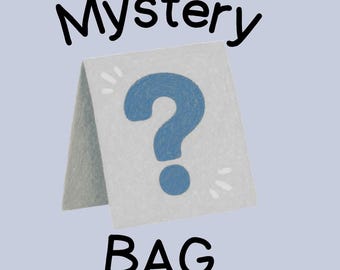 Può includere: Un'illustrazione grafica azzurra con il testo Mystery BAG in carattere nero sans-serif. Centrata tra le parole si trova una carta piegata grigio chiaro che mostra un punto interrogativo blu con piccoli segni di accento bianchi.