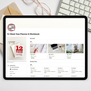 Puede incluir: Una tableta digital que muestra un planificador anual de 12 semanas y un cuaderno de trabajo. La pantalla muestra un icono de calendario, el título "Planificador anual de 12 semanas y cuaderno de trabajo", y secciones para "Mis objetivos" y "Planes semanales".