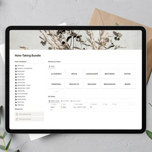 Puede incluir: Captura de pantalla de una computadora que muestra un sitio web para plantillas de toma de notas. El sitio web tiene un fondo blanco con texto negro y botones. El sitio web se titula "Note-Taking Bundle". El sitio web tiene una sección para "Plantillas de notas" y una sección para "Explorar por temas". La sección "Explorar por temas" tiene botones para "Académico", "Ideas", "Idiomas", "Reuniones", "Notas", "Personal", "Proyectos", "Lectura", "Recursos" y "Trabajo". El sitio web también tiene una sección para "Mis notas" con una tabla que muestra el nombre de cada nota, el tema de cada nota, la fecha en que se creó la nota y si la nota ha sido revisada.