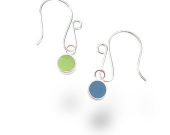 Pequeños pendientes colgantes de resina reversible de color plateado con lunares de colores. Dos por uno. Un regalo para ella.