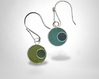Pendientes Funky 2 en 1 • Pequeños círculos dobles de plata y resina • Colgantes desiguales reversibles hechos a mano