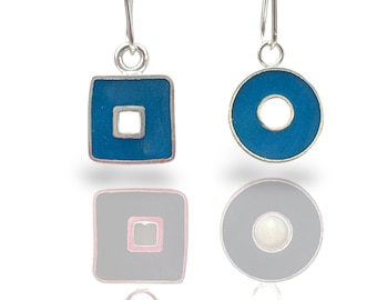 Pendientes reversibles de resina y plata: círculos asimétricos y cuadrados.