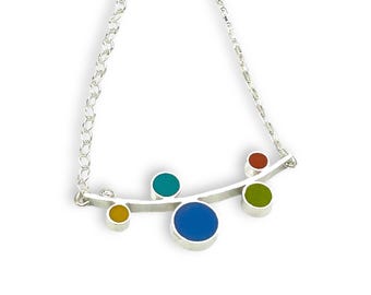 Collar reversible de resina plateada / Círculos en una barra / Multicolor hecho a mano Colorido/Negro