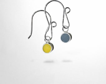 Pendientes de puntos modernos - Pendientes reversibles de resina plateada - Círculos de colores - Regalo hecho a mano para ella