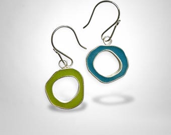 Aros de colores - Aros reversibles de resina - Pendientes desiguales - Círculos orgánicos rosa y verde