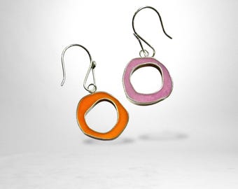 Pendientes de aro de colores - Círculos orgánicos reversibles desiguales rosa y naranja