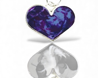 Colgante pequeño reversible de corazón: dije para collar de resina y plata de ley.