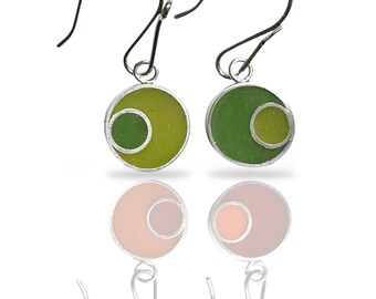 Pequeños pendientes desiguales • Pequeños círculos dobles de plata y resina • Colgantes reversibles retro hechos a mano