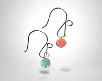 Pendientes reversibles de resina con puntos: modernos círculos colgantes de plata