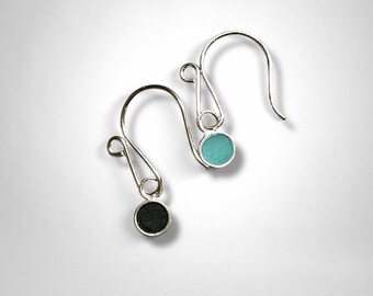 Pendientes reversibles de resina con forma de punto • Alambre plateado, negro y aguamarina