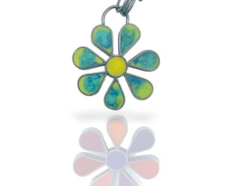 Colgante floral de dos caras hecho a mano / Amuleto de plata oxidada y resina