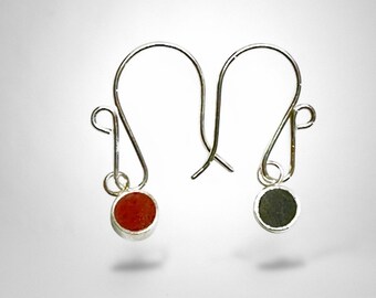 Pendientes colgantes reversibles de resina plateada - Rojo y negro